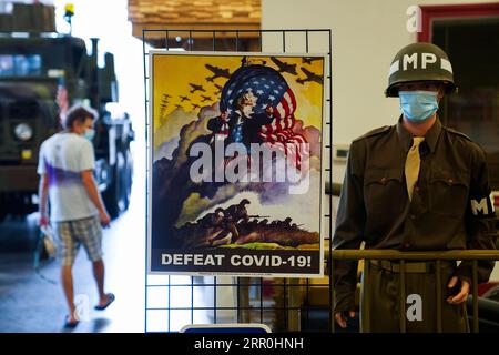 200815 -- NEW YORK, 15. August 2020 -- Ein Besucher geht an einem umgestalteten Poster aus dem Zweiten Weltkrieg vorbei, das am 15. August 2020 im Museum of American Armor in Plainview, New York, USA, für den Kampf gegen COVID-19 adaptiert wurde. Seit der Wiedereröffnung des Museums am 31. Juli findet hier eine Ausstellung mit wiederverwendeten Plakaten statt, die während des Zweiten Weltkriegs entstanden sind und nun an den Kampf gegen COVID-19 angepasst sind. U.S.-NEW YORK-THE MUSEUM OF AMERICAN ARMOR-COVID-19-REPURPOSE WWII POSTER-AUSSTELLUNG WANGXYING PUBLICATIONXNOTXINXCHN Stockfoto