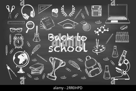 Banner zurück zur Schule. Skizzenzeichnung mit Kreide auf einer schwarzen Tafel. Schulsachen, Schreibwaren. Rechteckige Komposition mit Kopierraum in c Stock Vektor