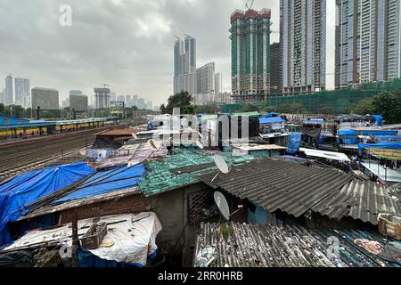 Blick auf Mahalakshmi Dhobi Ghat, wo die Menschen ihre Kleidung mit der Hand waschen, behauptete, der weltweit größte Outdoor-Waschplatz in Mumbai, Indien zu sein. Stockfoto