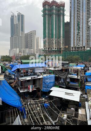 Blick auf Mahalakshmi Dhobi Ghat, wo die Menschen ihre Kleidung mit der Hand waschen, behauptete, der weltweit größte Outdoor-Waschplatz in Mumbai, Indien zu sein. Stockfoto