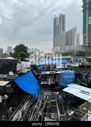 Blick auf Mahalakshmi Dhobi Ghat, wo die Menschen ihre Kleidung mit der Hand waschen, behauptete, der weltweit größte Outdoor-Waschplatz in Mumbai, Indien zu sein. Stockfoto