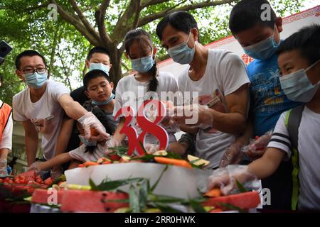 200816 -- CHONGQING, 16. August 2020 -- Menschen machen einen besonderen Geburtstagskuchen für Riesenpanda Xinxing im Chongqing Zoo in der südwestchinesischen Gemeinde Chongqing, 16. August 2020. Die berühmte Oma Panda des Zoos wurde am Sonntag 38 Jahre alt, was 110-150 Menschenjahren entspricht. CHINA-CHONGQING-ÄLTESTER GEFANGENER RIESE PANDA-GEBURTSTAG CN TANGXYI PUBLICATIONXNOTXINXCHN Stockfoto