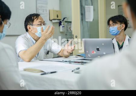 200816 -- PEKING, 16. Aug. 2020 -- Liu Zhengyin, Oberarzt und Doktorandin der Infektionsabteilung des Pekinger Unions Medical College Hospital PUMCH, spricht über die Krankengeschichte des PUMCH in Peking, Hauptstadt Chinas, 14. Aug. 2020. Liu war Leiter des ersten medizinischen Hilfsteams von PUMCH in Wuhan während des COVID-19-Ausbruchs. Nach der Ankunft in Wuhan im Januar richtete das medizinische Team allgemeine Abteilungen und eine Intensivstation für COVID-19-Patienten ein. Liu gehörte zu der ersten Gruppe von Ärzten, die die Stationen betraten und direkt mit den Patienten Kontakt aufnahmen. Angesichts des begrenzten UN Stockfoto