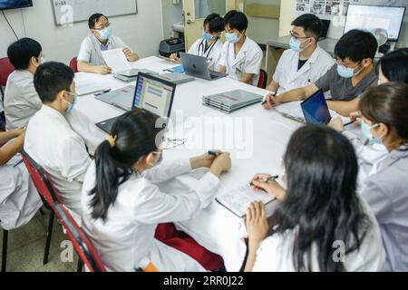 200816 -- PEKING, 16. Aug. 2020 -- Liu Zhengyin 2. L, Oberarzt und Doktorandin der Infektionsabteilung des Peking Union Medical College Hospital PUMCH, diskutiert die Krankengeschichte mit anderen medizinischen Mitarbeitern der PUMCH in Peking, Hauptstadt von China, 14. Aug. 2020. Liu war Leiter des ersten medizinischen Hilfsteams von PUMCH in Wuhan während des COVID-19-Ausbruchs. Nach der Ankunft in Wuhan im Januar richtete das medizinische Team allgemeine Abteilungen und eine Intensivstation für COVID-19-Patienten ein. Liu gehörte zu der ersten Gruppe von Ärzten, die die Stationen betraten und direkt mit dem PA Kontakt aufnahmen Stockfoto