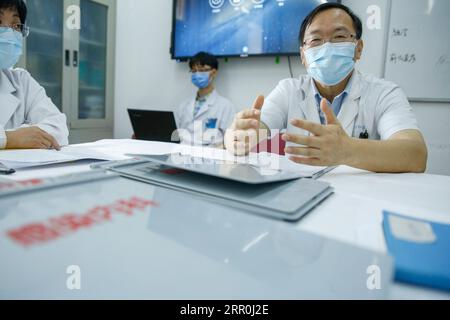 200816 -- PEKING, 16. Aug. 2020 -- Liu Zhengyin, Oberarzt und Doktorandin der Infektionsabteilung des Pekinger Unions Medical College Hospital PUMCH, spricht über die Krankengeschichte des PUMCH in Peking, Hauptstadt Chinas, 14. Aug. 2020. Liu war Leiter des ersten medizinischen Hilfsteams von PUMCH in Wuhan während des COVID-19-Ausbruchs. Nach der Ankunft in Wuhan im Januar richtete das medizinische Team allgemeine Abteilungen und eine Intensivstation für COVID-19-Patienten ein. Liu gehörte zu der ersten Gruppe von Ärzten, die die Stationen betraten und direkt mit den Patienten Kontakt aufnahmen. Angesichts des begrenzten UN Stockfoto