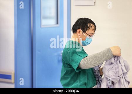 200816 -- PEKING, 16. August 2020 Xinhua -- Liu Zhengyin, Oberarzt und Doktorandin der Infektionsabteilung des Pekinger Union Medical College Hospital PUMCH, verlässt schweißgetränkt die Stationen auf dem Zhongfaxincheng Campus des Tongji Hospital, das der Huazhong University of Science and Technology in Wuhan, Provinz Hubei, am 14. Februar 2020 angehört. Liu war Leiter des ersten medizinischen Hilfsteams von PUMCH in Wuhan während des COVID-19-Ausbruchs. Nach der Ankunft in Wuhan im Januar richtete das medizinische Team allgemeine Abteilungen und eine Intensivstation für COVID-19-Patienten ein. Stockfoto