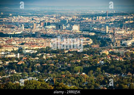 200816 -- WIEN, 16. Aug. 2020 -- Foto aufgenommen am 16. Aug. 2020 zeigt den Blick über Wien von der Kahlenberg Panoramaterrasse, in Wien, Österreich. Die Kahlenberg Panoramaterrasse ist einer der berühmten Aussichtspunkte in Wien, der die Stadt überblickt und viele Touristen anzieht. ÖSTERREICH-WIEN-KAHLENBERG PANORAMA-TERRASSENLANDSCHAFT GUOXCHEN PUBLICATIONXNOTXINXCHN Stockfoto