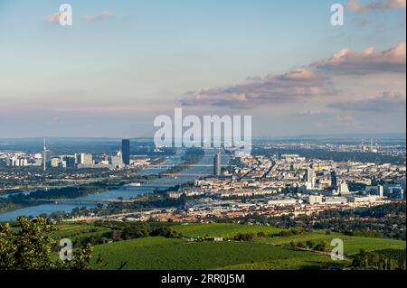 200816 -- WIEN, 16. Aug. 2020 -- Foto aufgenommen am 16. Aug. 2020 zeigt den Blick über Wien von der Kahlenberg Panoramaterrasse, in Wien, Österreich. Die Kahlenberg Panoramaterrasse ist einer der berühmten Aussichtspunkte in Wien, der die Stadt überblickt und viele Touristen anzieht. ÖSTERREICH-WIEN-KAHLENBERG PANORAMA-TERRASSENLANDSCHAFT GUOXCHEN PUBLICATIONXNOTXINXCHN Stockfoto