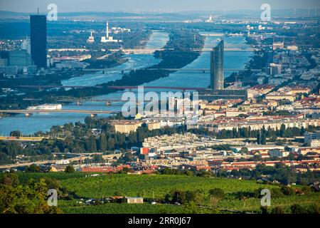 200816 -- WIEN, 16. Aug. 2020 -- Foto aufgenommen am 16. Aug. 2020 zeigt den Blick über Wien von der Kahlenberg Panoramaterrasse, in Wien, Österreich. Die Kahlenberg Panoramaterrasse ist einer der berühmten Aussichtspunkte in Wien, der die Stadt überblickt und viele Touristen anzieht. ÖSTERREICH-WIEN-KAHLENBERG PANORAMA-TERRASSENLANDSCHAFT GUOXCHEN PUBLICATIONXNOTXINXCHN Stockfoto