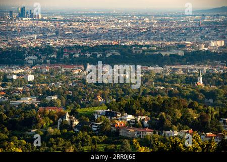 200816 -- WIEN, 16. Aug. 2020 -- Foto aufgenommen am 16. Aug. 2020 zeigt den Blick über Wien von der Kahlenberg Panoramaterrasse, in Wien, Österreich. Die Kahlenberg Panoramaterrasse ist einer der berühmten Aussichtspunkte in Wien, der die Stadt überblickt und viele Touristen anzieht. ÖSTERREICH-WIEN-KAHLENBERG PANORAMA-TERRASSENLANDSCHAFT GUOXCHEN PUBLICATIONXNOTXINXCHN Stockfoto