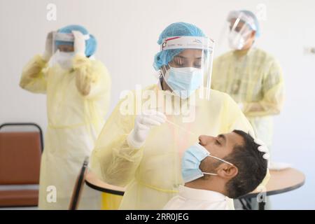 News Bilder des Tages 200817 -- HAUPTSTADT GOUVERNEMENT, 17. August 2020 Xinhua -- Ein medizinischer Arbeiter sammelt eine Abstrichprobe von einem Athleten für COVID-19-Tests in einem medizinischen Zentrum in Hauptstadt Gouvernement, Kuwait, 17. August 2020. Kuwaitische staatliche Behörde für Sport in Zusammenarbeit mit dem Gesundheitsministerium hat am Montag COVID-19-Tests für Athleten in Vorbereitung auf die Rückkehr der sportlichen Aktivitäten im Land gestartet. Foto von Ghazy Qaffaf/Xinhua KUWAIT-HAUPTSTADT GOUVERNEMENT-COVID-19-ATHLETEN-TEST PUBLICATIONxNOTxINxCHN Stockfoto