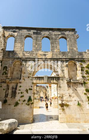 Kroatien Split Hafen Altstadt Palast von Diokletian Überreste des östlichen Tores Silbertor Porta Argentean Porta Orientalis baute Bögen aus dem 4. Jahrhundert Stockfoto