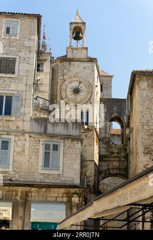 Kroatien Split Glockenturm 24 römische Ziffern Uhr Überreste der Kirche unserer Lieben Frau von Zvonik umgebautes Wachhaus der Westmauer des Eisernen Tores aus dem 6. Jahrhundert Stockfoto