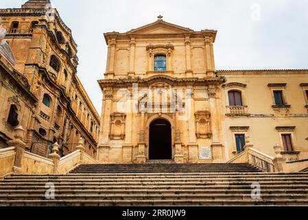 Treppe vor der Kirche des Heiligen Franz von Assisi in der Stadt Noto, Sizilien in Italien Stockfoto