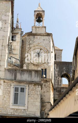Kroatien Split Glockenturm 24 römische Ziffern Uhr Überreste der Kirche unserer Lieben Frau von Zvonik umgebautes Wachhaus der Westmauer des Eisernen Tores aus dem 6. Jahrhundert Stockfoto