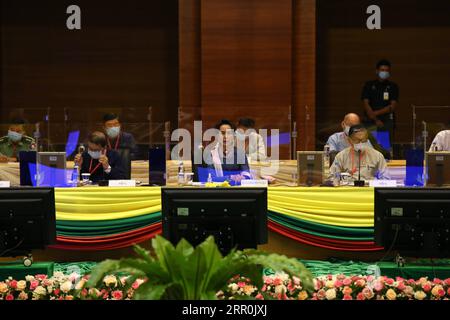 200818 -- NAY PYI TAW, 18. August 2020 Xinhua -- Myanmar Staatsrätin Aung San Suu Kyi C, Front hält eine Rede auf der 19. Sitzung des Gemeinsamen Ausschusses für den Friedensdialog der Union in Myanmar, UPDJC, in Nay Pyi Taw, Myanmar, 17. August 2020. Auf der 19. Sitzung des Gemeinsamen Ausschusses für den Friedensdialog der Union in Myanmar, der am Montag in der Hauptstadt Nay Pyi Taw stattfand, wurden insgesamt neun Punkte vereinbart, teilte ein hochrangiger Beamter der Pressekonferenz mit. Foto: Haymhan Aung/Xinhua MYANMAR-NAY PYI TAW-UPDJC-MEETING PUBLICATIONxNOTxINxCHN Stockfoto