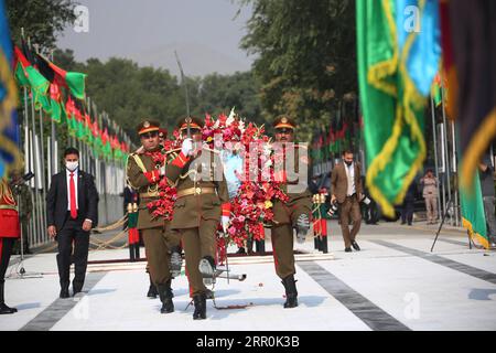 200818 -- KABUL, 18. August 2020 -- ein Ehrenwächter nimmt an der Feier zum 101. Jahrestag des Unabhängigkeitstages des Landes in Kabul, der Hauptstadt Afghanistans, am 18. August 2020 Teil. Afghanistan feierte am Dienstag den 101. Jahrestag seiner Unabhängigkeit von der britischen Besatzung angesichts der sich verschlechternden Sicherheitslage. Foto von /Xinhua AFGHANISTAN-KABUL-UNABHÄNGIGKEITSTAG RahmatullahxAlizadah PUBLICATIONxNOTxINxCHN Stockfoto