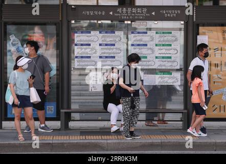 200818 -- SEOUL, 18. August 2020 -- die Leute warten auf Busse an einer Station in der Nähe des Sejong Center for the Performing Arts in Seoul, Südkorea, 18. August 2020. Südkorea meldete zum Mitternachtsdienstag 246 weitere COVID-19-Fälle im Vergleich zu vor 24 Stunden, was die Gesamtzahl der Infektionen auf 761 erhöhte. Die tägliche Fallzahl stieg an fünf aufeinanderfolgenden Tagen dreistellig an: Am Freitag 103, am Samstag 166, am Sonntag 279 und am Montag 197. In Seoul und der umliegenden Provinz Gyeonggi kam es zu einem Anstieg der Infektionen, die auf Gottesdienste zurückzuführen waren. SÜDKOREA-SEOUL-COVID-19-INFEKTIONSSCHUB WANGX Stockfoto