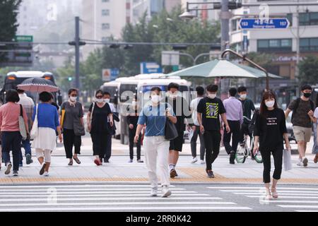 200818 -- SEOUL, 18. August 2020 -- Menschen überqueren eine Straße in Seoul, Südkorea, 18. August 2020. Südkorea meldete zum Mitternachtsdienstag 246 weitere COVID-19-Fälle im Vergleich zu vor 24 Stunden, was die Gesamtzahl der Infektionen auf 761 erhöhte. Die tägliche Fallzahl stieg an fünf aufeinanderfolgenden Tagen dreistellig an: Am Freitag 103, am Samstag 166, am Sonntag 279 und am Montag 197. In Seoul und der umliegenden Provinz Gyeonggi kam es zu einem Anstieg der Infektionen, die auf Gottesdienste zurückzuführen waren. SÜDKOREA-SEOUL-COVID-19-INFEKTIONSSCHUB WANGXJINGQIANG PUBLICATIONXNOTXINXCHN Stockfoto