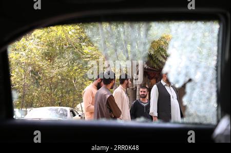 News Bilder des Tages 200818 -- KABUL, 18. August 2020 -- Lokale stehen am Ort eines Raketenangriffs in Kabul, Hauptstadt Afghanistans, 18. August 2020. Ein Sprecher des Innenministeriums bestätigte, dass am Dienstagmorgen, als das Land sich auf den 101. Jahrestag seiner Unabhängigkeit vorbereitet, Raketen in einem Diplomatenviertel in Kabul getroffen wurden. Foto von /Xinhua AFGHANISTAN-KABUL-RAKETENANGRIFF RahmatullahxAlizadah PUBLICATIONxNOTxINxCHN Stockfoto