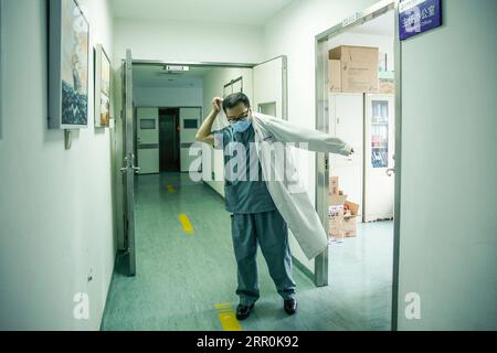 200818 -- PEKING, 18. August 2020 -- Tong Zhaohui wird am 13. August 2020 in der Intensivstation des Beijing Ditan Hospital in Peking, der Hauptstadt Chinas, gesehen. Tong ist Vizepräsident des Pekinger Chao-Yang Krankenhauses und Experte der medizinischen Behandlungsgruppe der Nationalen Gesundheitskommission. Er gehörte zu den ersten Experten für Atemwegserkrankungen und kritische Erkrankungen, die in Wuhan ankamen, um lokale Ärzte bei ihrem Kampf gegen COVID-19 zu unterstützen. Nach drei Monaten kontinuierlicher Arbeit in Wuhan reiste er nach Heilongjiang, Jilin, Qingdao und Peking, um die Seuchenbehandlung zu leiten, und rettete eine große Zahl Stockfoto