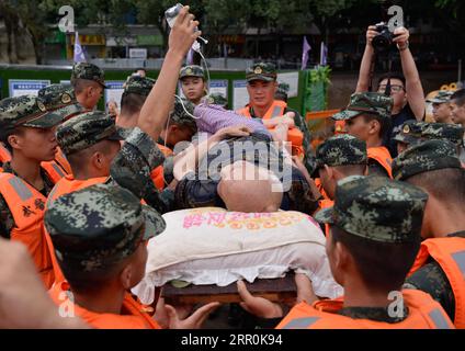 News Bilder des Tages 200818 -- LESHAN, 18. August 2020 -- Retter verlegen einen gestrandeten alten Mann im Shizhong-Bezirk von Leshan, südwestchinesische Provinz Sichuan, 18. August 2020. Die Provinz Sichuan aktivierte am Dienstag zum ersten Mal die höchste Stufe der Hochwasserkontrolle, da durch Regen verursachte Überschwemmungen Teile der Provinz verwüsteten. Das Hauptquartier der Provinz für Hochwasserschutz und Dürrehilfe erhöhte die Reaktion auf Stufe I, die höchste im vierstufigen Notfallsystem, um Dienstag um 5.00 Uhr morgens. CHINA-SICHUAN-LESHAN-FLUTKATASTROPHE CN XuxBingjie PUBLICATIONxNOTxINxCHN Stockfoto