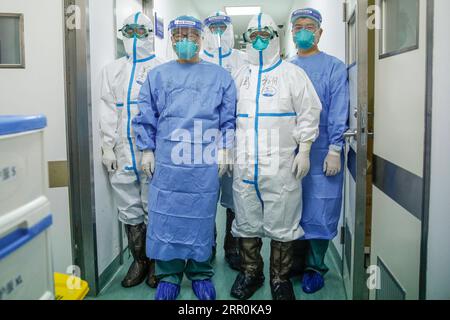 200818 -- PEKING, 18. August 2020 -- Tong Zhaohui posiert am 13. August 2020 mit seinen Kollegen in der Intensivstation des Beijing Ditan Hospital in Peking, der Hauptstadt Chinas, für Fotos. Tong ist Vizepräsident des Pekinger Chao-Yang Krankenhauses und Experte der medizinischen Behandlungsgruppe der Nationalen Gesundheitskommission. Er gehörte zu den ersten Experten für Atemwegserkrankungen und kritische Erkrankungen, die in Wuhan ankamen, um lokale Ärzte bei ihrem Kampf gegen COVID-19 zu unterstützen. Nach drei Monaten kontinuierlicher Arbeit in Wuhan reiste er nach Heilongjiang, Jilin, Qingdao und Peking, um die Epidemie zu leiten Stockfoto