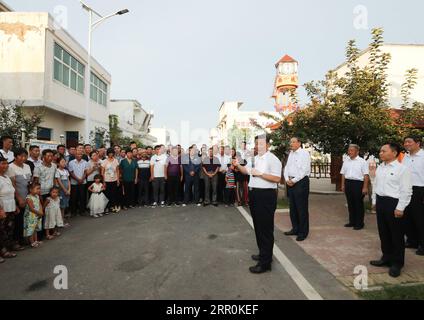 200818 -- FUYANG, 18. August 2020 -- der chinesische Präsident Xi Jinping, ebenfalls Generalsekretär des Zentralkomitees der Kommunistischen Partei Chinas und Vorsitzender der Zentralen Militärkommission, besucht und tröstet die von Überschwemmungen betroffenen Menschen in einem Zhuangtai, ein Wohnhaus auf erhöhtem Grund mit höherer Höhe, das als sicherer Hafen vor Fluten dient, im Funan County in Fuyang, ostchinesische Provinz Anhui, 18. August 2020. XI. Am Dienstag inspizierte die Provinz Anhui. CHINA-ANHUI-XI JINPING-INSPECTION CN JUXPENG PUBLICATIONXNOTXINXCHN Stockfoto