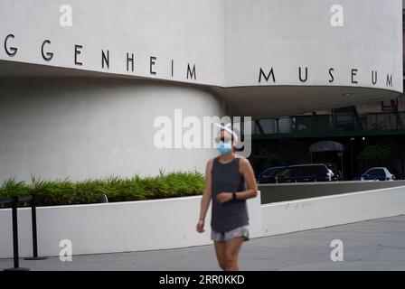 200819 -- NEW YORK, 19. August 2020 -- Eine Frau spaziert am Guggenheim Museum in New York, USA, 18. August 2020 vorbei. Andrew Cuomo, Gouverneur von New York, gab bekannt, dass New Yorker Museen und Kultureinrichtungen ab dem 24. August mit begrenzter Kapazität wieder eröffnet werden können. U.S.-NEW YORK-MUSEUM-REOPENING WangxYing PUBLICATIONxNOTxINxCHN Stockfoto