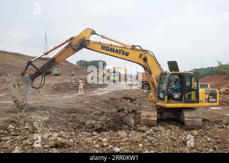 200819 -- JAKARTA, 19. August 2020 -- Bagger arbeiten auf einer Baustelle der Cisumdawu Phase III Mautstraße in West Java, Indonesien, 14. August 2020. TO GO WITH: Spotlight: Indonesisches MAUTSTRASSENPROJEKT im GANGE, während die COVID-19-Pandemie INDONESIEN-JAKARTA-MAUT-STRASSENBAU DuxYu PUBLICATIONxNOTxINxCHN Stockfoto