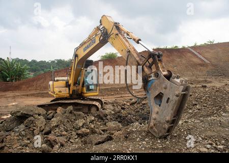 200819 -- JAKARTA, 19. August 2020 -- ein Bagger arbeitet auf einer Baustelle der Cisumdawu Phase III Mautstraße in West Java, Indonesien, 14. August 2020. TO GO WITH: Spotlight: Indonesisches MAUTSTRASSENPROJEKT im GANGE, während die COVID-19-Pandemie INDONESIEN-JAKARTA-MAUT-STRASSENBAU DuxYu PUBLICATIONxNOTxINxCHN Stockfoto