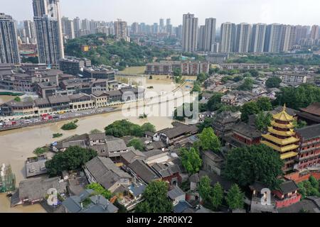 200819 -- CHONGQING, 19. August 2020 -- Luftaufnahme vom 19. August 2020 zeigt das überflutete Gebiet Ciqikou in der südwestchinesischen Gemeinde Chongqing. Bewohner und Händler der antiken Stadt wurden evakuiert, als am Mittwoch eine schwere Überschwemmung Chongqing traf. CHINA-CHONGQING-CIQIKOU-FLOOD CN TangxYi PUBLICATIONxNOTxINxCHN Stockfoto