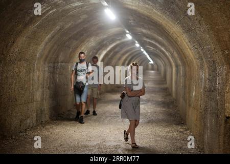 200820 -- RIJEKA, 20. August 2020 -- Touristen besuchen den Rijeka-Tunnel, auch bekannt als TunelRi in Rijeka, Kroatien, 19. August 2020. Der Tunnel wurde zum Schutz von Zivilisten vor Bombenangriffen während des Zweiten Weltkriegs gegraben und ist heute eine Touristenattraktion. /Pixsell via Xinhua KROATIEN-RIJEKA-WORLD WAR II-TUNNEL GoranxKovacic PUBLICATIONxNOTxINxCHN Stockfoto