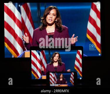 200820 -- WASHINGTON, D.C., 20. August 2020 -- Bilder der US-Senatorin Kamala Harris, die in einem Video-Feed der Democratic National Convention 2020 spricht, werden auf Bildschirmen in Arlington, Virginia, USA, am 19. August 2020 angezeigt. Die kalifornische Senatorin Kamala Harris, die von dem demokratischen Präsidentschaftskandidaten Joe Biden zu seinem Amtskollegen bei der Präsidentschaftswahl 2020 gewählt wurde, hielt am Mittwoch eine Rede, um ihre Nominierung als Kandidatin für die Partei für das Amt des Vizepräsidenten offiziell anzunehmen. US-DEMOKRATISCHE NATIONALE KONVENTION LiuxJie PUBLICATIONxNOTxINxCHN Stockfoto