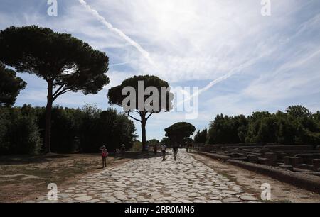 200820 -- ROM, 20. August 2020 -- Besucher besuchen den Archäologischen Park von Ostia Antica in Rom, Italien, 19. August 2020. Ostia Antica ist eine große archäologische Stätte in der Nähe der modernen Stadt Ostia. Die Stätte geht nach Studien auf das 4. Jahrhundert v. Chr. zurück. ITALIEN-ROM-OSTIA ANTICA ChengxTingting PUBLICATIONxNOTxINxCHN Stockfoto