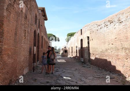 200820 -- ROM, 20. August 2020 -- Besucher besuchen den Archäologischen Park von Ostia Antica in Rom, Italien, 19. August 2020. Ostia Antica ist eine große archäologische Stätte in der Nähe der modernen Stadt Ostia. Die Stätte geht nach Studien auf das 4. Jahrhundert v. Chr. zurück. ITALIEN-ROM-OSTIA ANTICA ChengxTingting PUBLICATIONxNOTxINxCHN Stockfoto