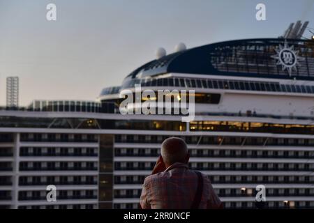 200821 -- VALLETTA, 21. Aug. 2020 -- Ein Mann schaut auf das Kreuzfahrtschiff MSC Grandiosa im Hafen von Valletta, Malta, am 21. Aug. 2020. Die MSC Grandiosa, ein Kreuzfahrtschiff der Meraviglia Plus-Klasse, das von MSC Cruises betrieben wird, fuhr am Freitagmorgen in den Hafen von Valletta ein und wurde zum ersten Kreuzfahrtschiff, das anfuhr, seit die Insel ihre Häfen im März schloss, um die Ausbreitung des Coronavirus einzudämmen. Foto von /Xinhua MALTA-VALLETTA-KREUZFAHRTSCHIFF JonathanxBorg PUBLICATIONxNOTxINxCHN Stockfoto