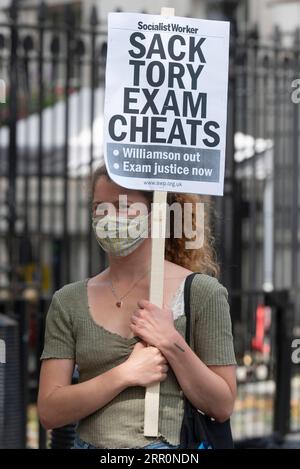 200821 -- LONDON, 21. August 2020 -- Eine Frau nimmt an einer Demonstration vor der Downing Street in London, Großbritannien, 21. August 2020 Teil. Die britische Regierung steht seit dem letzten Donnerstag unter wachsendem Druck, als sich herausstellte, dass fast 40 Prozent der Ergebnisse auf A-Ebene durch das computerbasierte Modell zur Standardisierung der Ergebnisse herabgestuft wurden. Die herabgestuften Ergebnisse verursachten einen Aufschrei unter vielen Eltern und Studenten, da viele britische Hochschulplätze auf den Ergebnissen der A-Prüfungen basieren. Foto von /Xinhua BRITAIN-LONDON-EDUCATION-DEMONSTRATION RayxTang PUBLICATIONxNOTxINxCHN Stockfoto