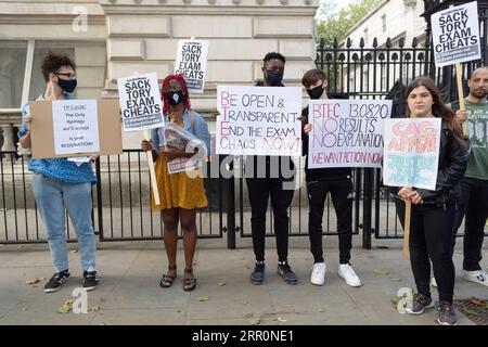 200821 -- LONDON, 21. August 2020 -- Menschen nehmen an einer Demonstration vor der Downing Street in London, Großbritannien, 21. August 2020 Teil. Die britische Regierung steht seit dem letzten Donnerstag unter wachsendem Druck, als sich herausstellte, dass fast 40 Prozent der Ergebnisse auf A-Ebene durch das computerbasierte Modell zur Standardisierung der Ergebnisse herabgestuft wurden. Die herabgestuften Ergebnisse verursachten einen Aufschrei unter vielen Eltern und Studenten, da viele britische Hochschulplätze auf den Ergebnissen der A-Prüfungen basieren. Foto von /Xinhua BRITAIN-LONDON-EDUCATION-DEMONSTRATION RayxTang PUBLICATIONxNOTxINxCHN Stockfoto