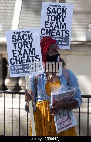 200821 -- LONDON, 21. August 2020 -- Eine Frau nimmt an einer Demonstration vor der Downing Street in London, Großbritannien, 21. August 2020 Teil. Die britische Regierung steht seit dem letzten Donnerstag unter wachsendem Druck, als sich herausstellte, dass fast 40 Prozent der Ergebnisse auf A-Ebene durch das computerbasierte Modell zur Standardisierung der Ergebnisse herabgestuft wurden. Die herabgestuften Ergebnisse verursachten einen Aufschrei unter vielen Eltern und Studenten, da viele britische Hochschulplätze auf den Ergebnissen der A-Prüfungen basieren. Foto von /Xinhua BRITAIN-LONDON-EDUCATION-DEMONSTRATION RayxTang PUBLICATIONxNOTxINxCHN Stockfoto