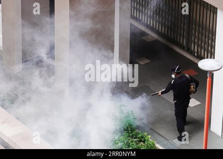 200822 -- SINGAPUR, 22. Aug. 2020 -- Ein Arbeiter begasst ein öffentliches Wohnhaus, um die Aedes-Mücken zu töten, als Teil der Prävention gegen Dengue-Infektionen in Singapur, 22. Aug. 2020. Foto von /Xinhua SINGAPORE-MÜCKEN-DENGUE-ELIMINATION ThenxChihxWey PUBLICATIONxNOTxINxCHN Stockfoto