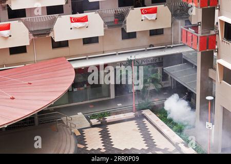 200822 -- SINGAPUR, 22. Aug. 2020 -- Ein Arbeiter begasst ein öffentliches Wohnhaus, um die Aedes-Mücken zu töten, als Teil der Prävention gegen Dengue-Infektionen in Singapur, 22. Aug. 2020. Foto von /Xinhua SINGAPORE-MÜCKEN-DENGUE-ELIMINATION DengxZhiwei PUBLICATIONxNOTxINxCHN Stockfoto