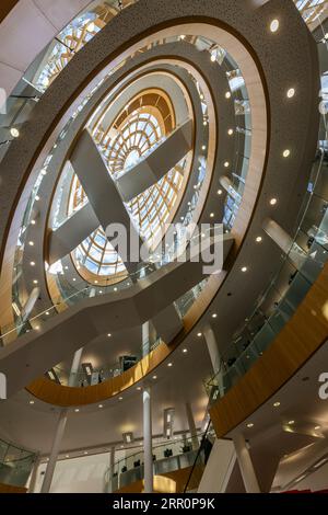 Das spektakuläre Atrium und Treppenhaus in der Liverpool Central Library, England, Großbritannien Stockfoto