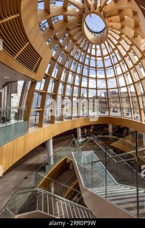 Das spektakuläre Atrium und Treppenhaus in der Liverpool Central Library, England, Großbritannien Stockfoto