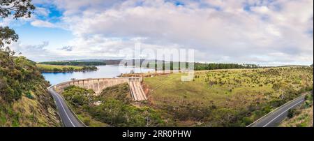 Das Panorama des Myponga Reservoir, das während der Wintersaison von der Aussichtsplattform aus gesehen wird, ist South Australia Stockfoto