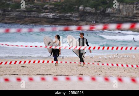 200824 -- SYDNEY, 24. August 2020 -- Foto aufgenommen am 28. April 2020 zeigt Surfer am Bondi Beach in Sydney, Australien. Australiens Tourismusbranche verlor in den ersten drei Monaten des Jahres 2020 rund 5,8 Milliarden australische Dollar 4,02 Milliarden US-Dollar, als die Coronavirus-Pandemie Einzug hielt. AUSTRALIA-TOURISM-COVID-19-IMPACT BaixXuefei PUBLICATIONxNOTxINxCHN Stockfoto