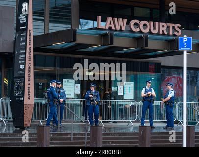 200825 -- CHRISTCHURCH, 25. August 2020 -- Polizisten sind am 24. August 2020 außerhalb eines Gerichts in Christchurch in Neuseeland im Einsatz. Das High Court in Christchurch of New Zealand begann am Montag mit der Urteilsverkündung des Schützen in der Christchurch-Moschee, der am 15. März 2019 51 Menschen, meist Gläubige, getötet hatte. Der 29-jährige Australier, Brenton Tarrant, erschien emotional unbeeindruckt, da seine Handlungen am Tag der Erschießung in zwei Christchurch-Moscheen zum ersten Mal vor Gericht detailliert beschrieben wurden. Foto von /Xinhua NEW ZEALAND-CHRISTCHURCH-URTEILSVERHANDLUNG ZhuxQiping PUBLICATIONxNOTxINxCHN Stockfoto