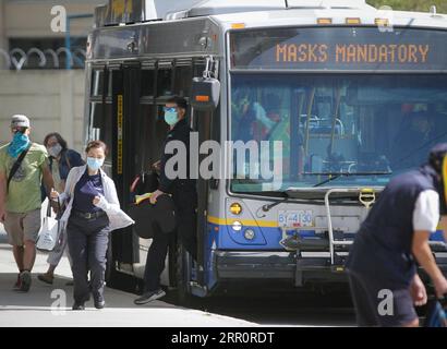 200824 -- VANCOUVER, 24. August 2020 -- Menschen mit Gesichtsmasken steigen am 24. August 2020 aus einem Bus in Vancouver, British Columbia, Kanada. Jeder an Bord eines TransLink- oder British Columbia BC Transit-Busses, Bootes oder Zuges sowie Passagiere an Bord von BC Ferries-Schiffen müssen ab Montag eine Gesichtsmaske tragen, um die Ausbreitung von COVID-19 zu stoppen. Foto von /Xinhua CANADA-BRITISH COLUMBIA-VANCOUVER-ÖFFENTLICHER NAHVERKEHR-GESICHTSMASKE-OBLIGATORISCH LiangxSen PUBLICATIONxNOTxINxCHN Stockfoto