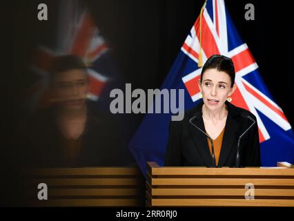 Nachrichten Themen der Woche KW35 Nachrichten Bilder des Tages 200825 -- PEKING, 25. August 2020 -- Neuseelands Premierminister Jacinda Ardern spricht auf einer Pressekonferenz in Wellington, Neuseeland, 24. August 2020. Die COVID-19-Beschränkungen in Neuseelands größter Stadt Auckland werden bis Sonntagnacht auf der aktuellen Alarmstufe 3 fortgesetzt, teilte Premierminister Jacinda Ardern am Montag mit. Das Tragen von Masken ist ab Montag auch in öffentlichen Verkehrsmitteln obligatorisch, sagte der Premierminister. XINHUA-FOTOS DES TAGES GuoxLei PUBLICATIONxNOTxINxCHN Stockfoto