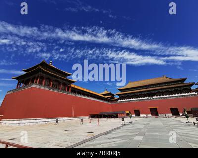 200825 -- PEKING, 25. Aug. 2020 -- Foto mit dem Handy gemacht zeigt einen Blick auf das Wumen-Tor des Palastmuseums in Peking, Hauptstadt von China, 24. Aug. 2020. XINHUA FOTOS DES TAGES XuxJinquan PUBLICATIONxNOTxINxCHN Stockfoto